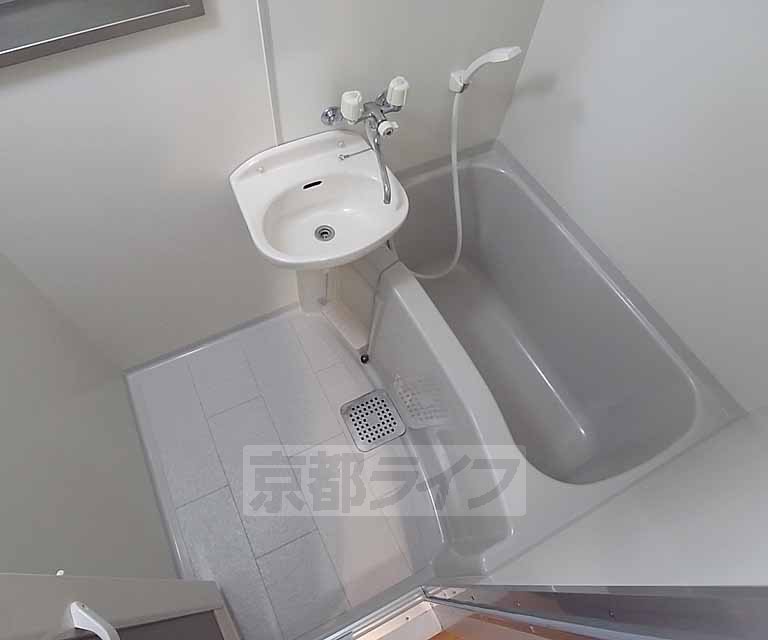 バス・シャワールーム　窓があって換気がし易いです。