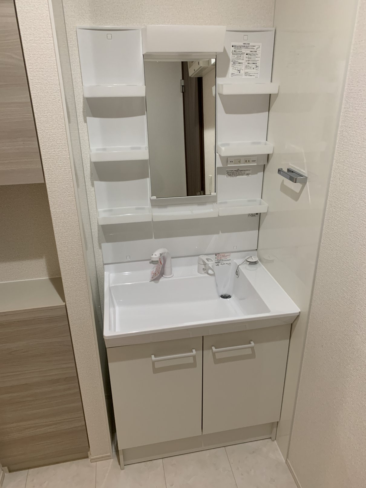 洗面設備　イメージ写真　忙しい朝に嬉しい洗髪洗面化粧台付