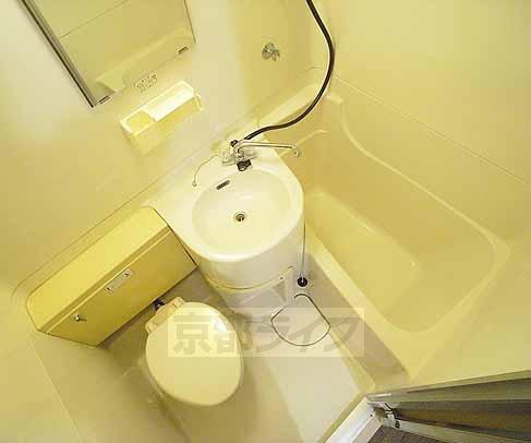 トイレ　お風呂とトイレ一体型のユニットバスです。