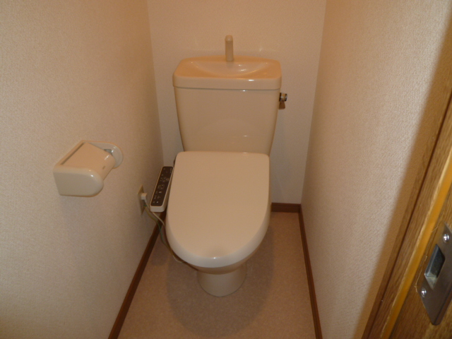 トイレ　温水洗浄便座付きます！
