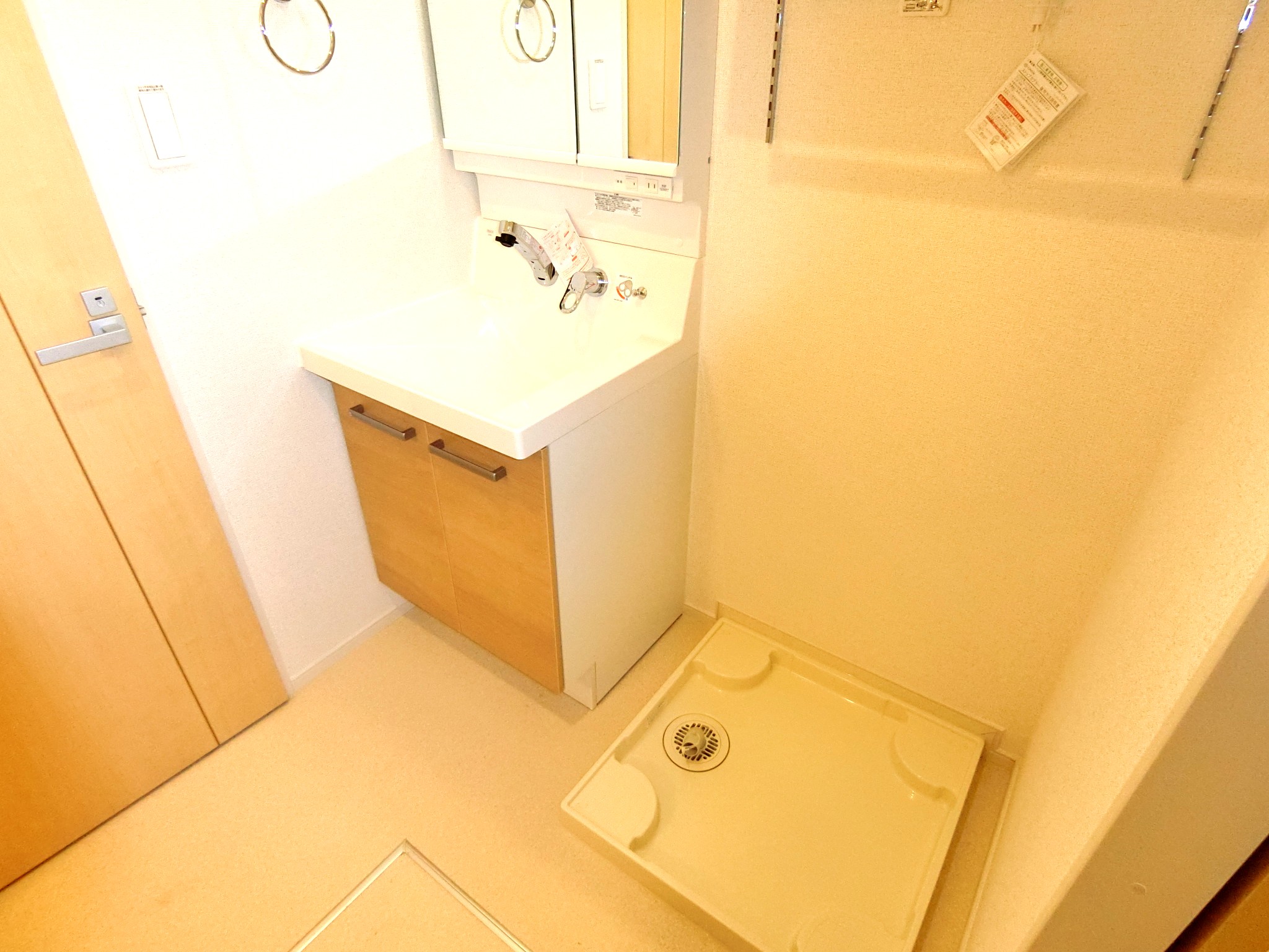 洗面設備　室内に洗濯機置き場とシャンプードレッサーを完備です☆