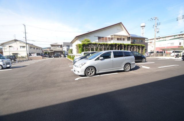 【ファンド野里Iの駐車場】