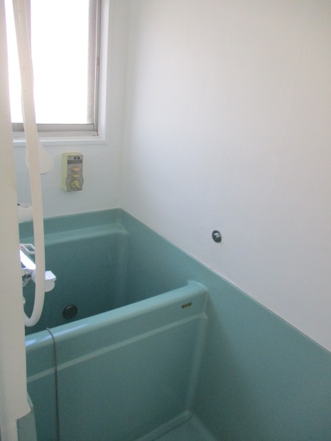 バス・シャワールーム　窓付きのお風呂。