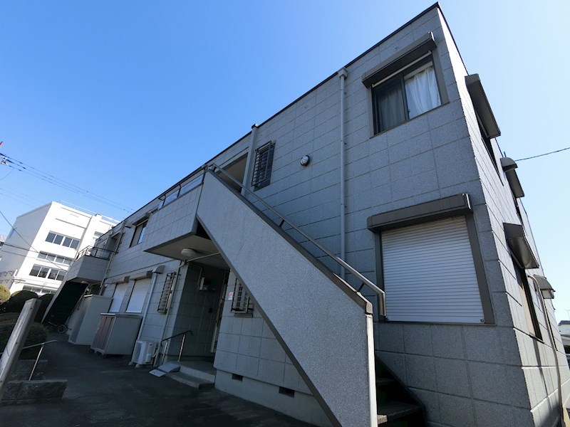 横浜市鶴見区獅子ケ谷のアパートの建物外観