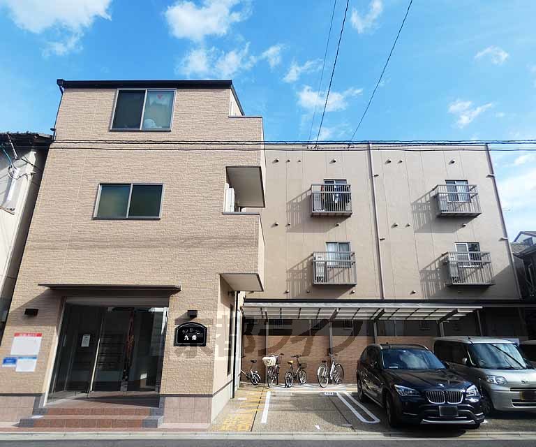 京都市南区東九条東御霊町のマンションの建物外観