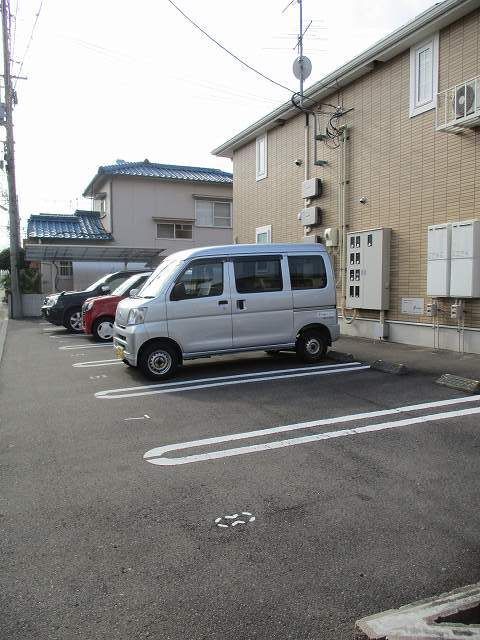 【ジュネス　つばきの駐車場】