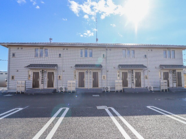 小山市大字雨ケ谷新田のアパートの建物外観