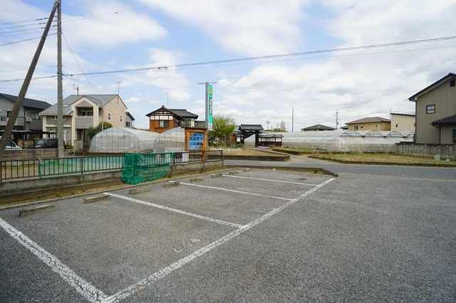 【館林市足次町のアパートの駐車場】