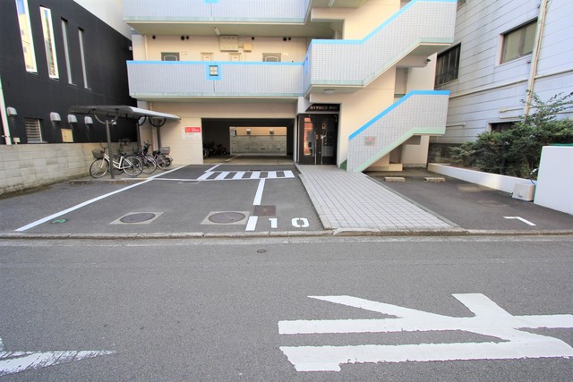 【ロイヤルビラ歩行町の駐車場】