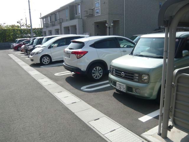 【伊予郡松前町大字北黒田のアパートの駐車場】