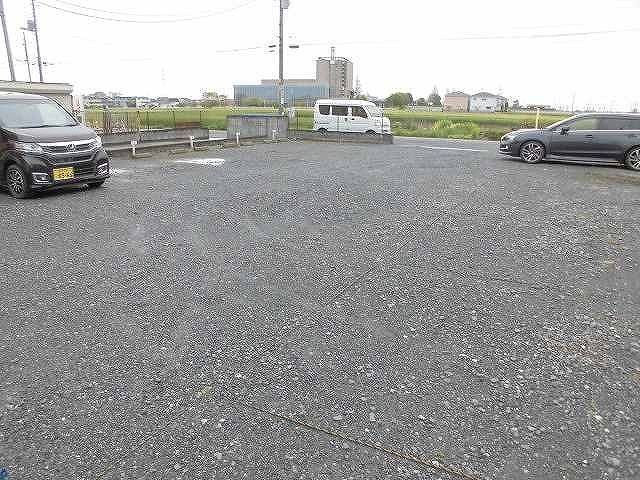 【熊谷市拾六間のアパートの駐車場】