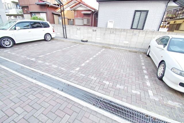 【川崎市多摩区中野島のマンションの駐車場】