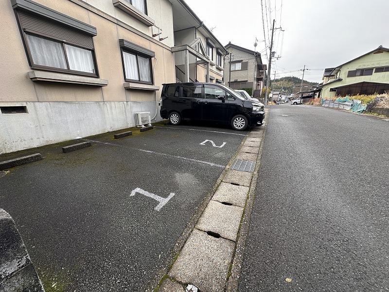 【ロイヤルグレイスの駐車場】