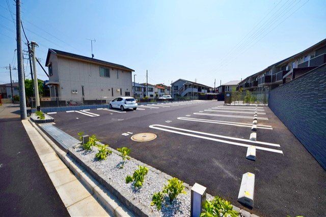 【府中市西府町のアパートの駐車場】