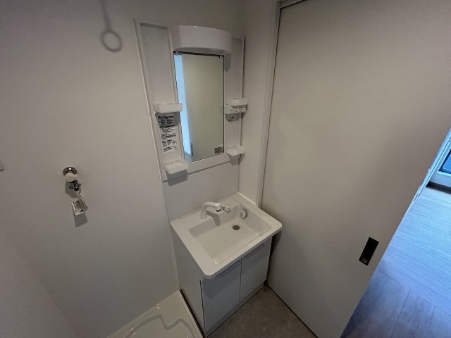 洗面設備　使いやすい独立洗面台です ※反転の場合がございます