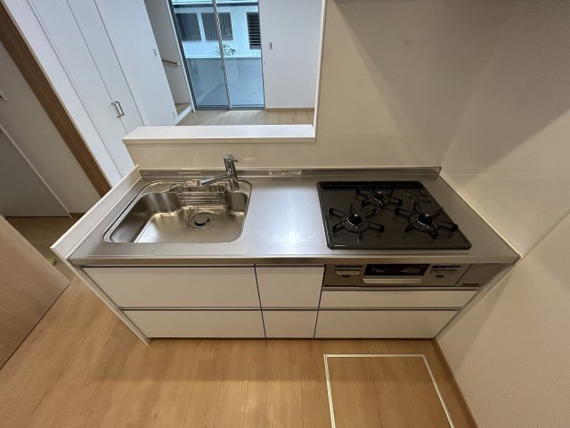 キッチン　コンパクトなキッチンで掃除もラクラク ※反転の場合がございま