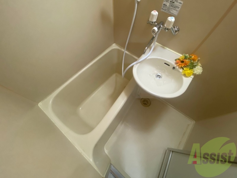 バス・シャワールーム　お風呂です。少し狭いですがシャワーするには十分ですね。