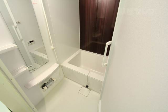 バス・シャワールーム　ゆったりとした浴室、浴室乾燥も付いています。