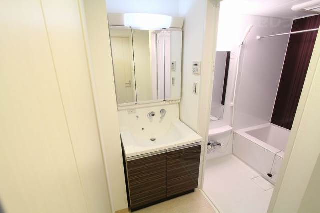 洗面設備　大きなガラスが嬉しい洗面台