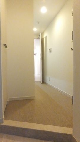 玄関　明るい玄関スペース