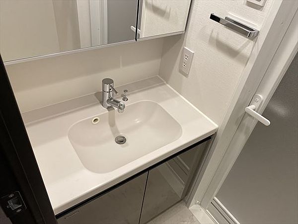 洗面設備　ゆったりとスペースのある洗面所