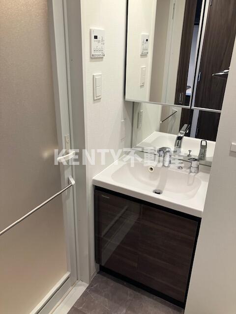 洗面設備　明るい洗面所です