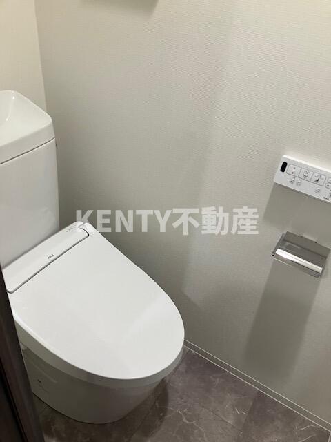 トイレ　落ち着いた色調のトイレです