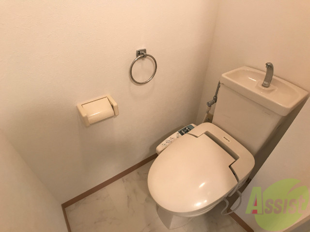 トイレ　ウォシュレット付きです。オシリに優しい設備です。