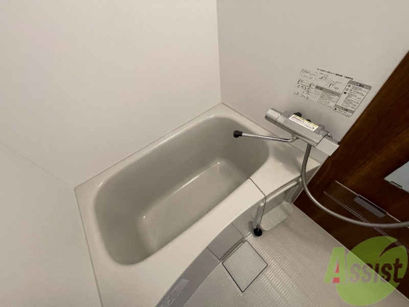 バス・シャワールーム　浴槽付きのお風呂です。ここで一日の疲れを癒しましょう。