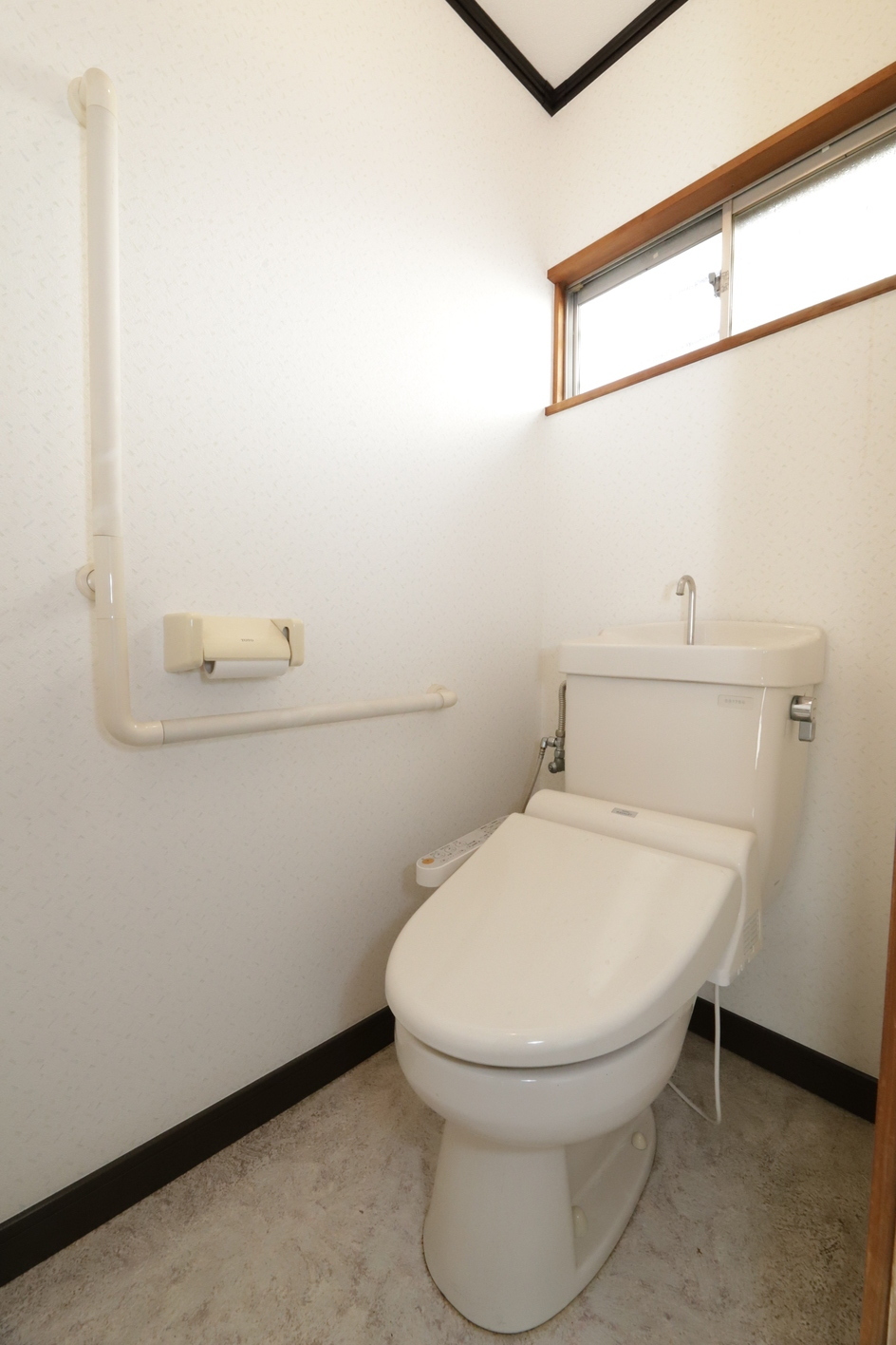 トイレ　嬉しいウォシュレット、暖房便座付きのトイレです