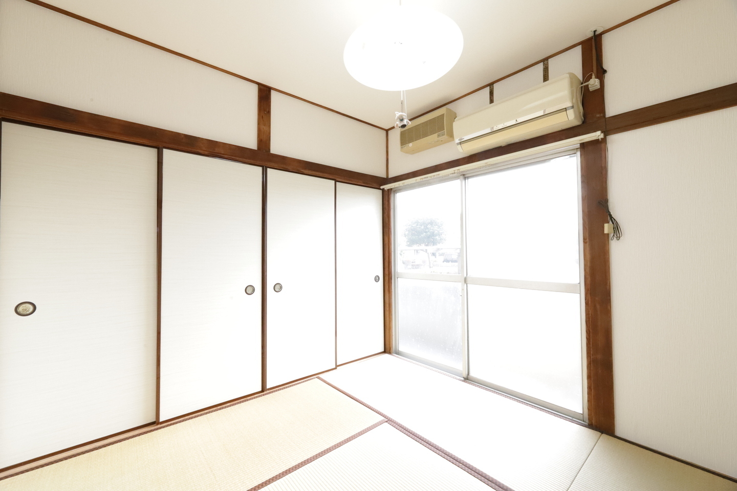 居室・リビング　エアコンつきで年中快適なお部屋です