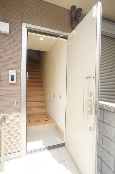 玄関　モニター付きインターホン・玄関は2ロック♪