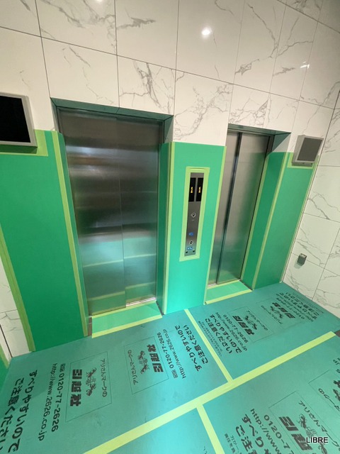 エントランス　エレベーター２基完備！