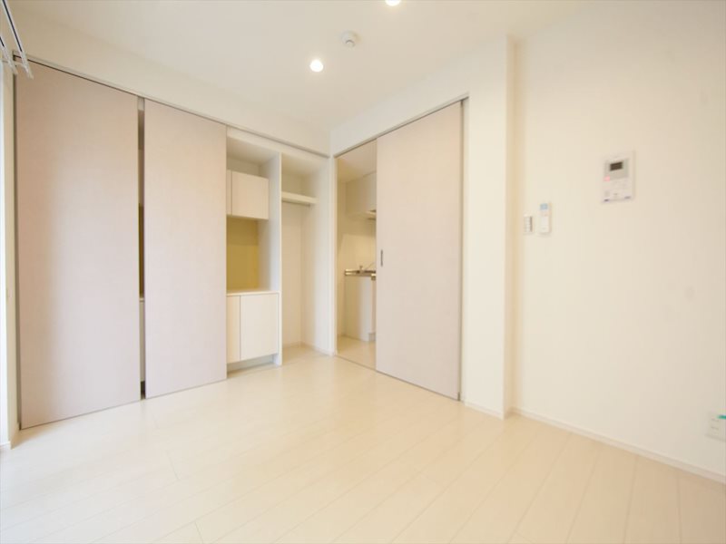 居室・リビング　洋室6.0帖　エアコン完備　バルコニーに面しています