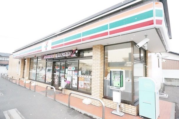 コンビニ　セブン-イレブン（コンビニ）まで650m