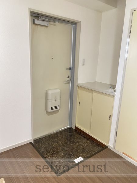 エスコート西原の玄関写真
