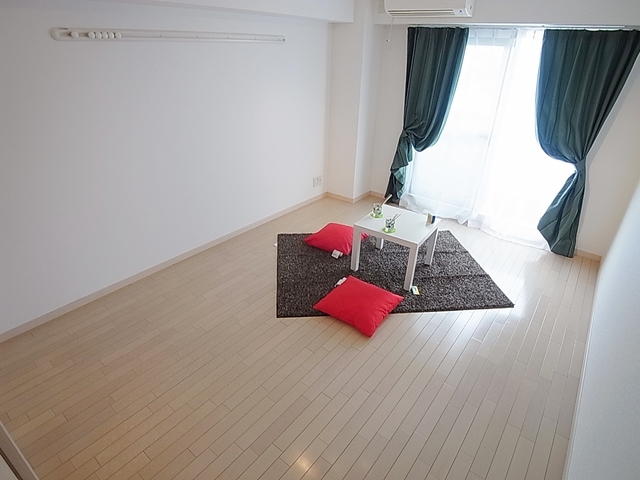 居室・リビング　非常に広々とした室内。日当たり良好