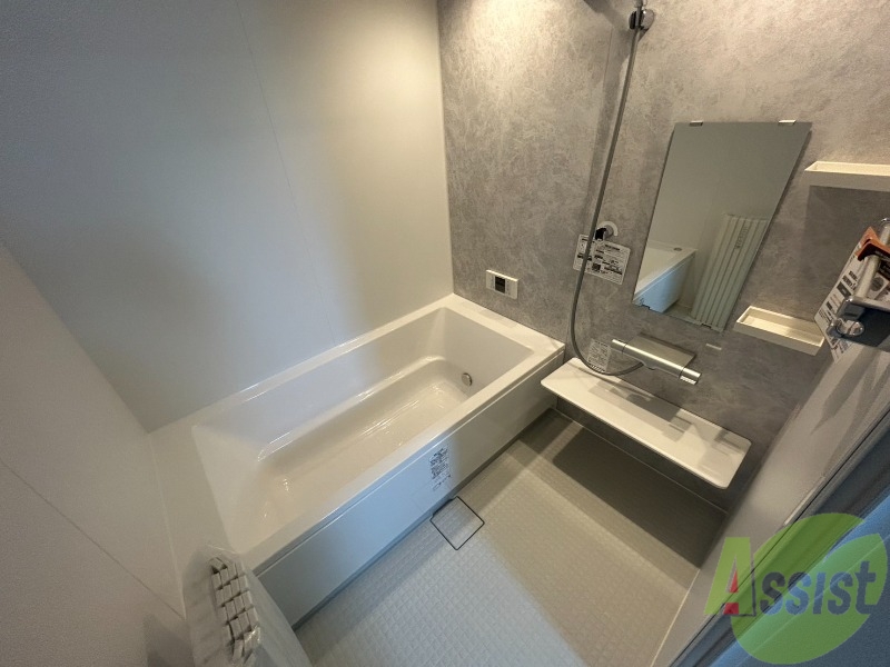 バス・シャワールーム　広々とした浴室で棚やサーモスタッド式水栓などの設備もあります