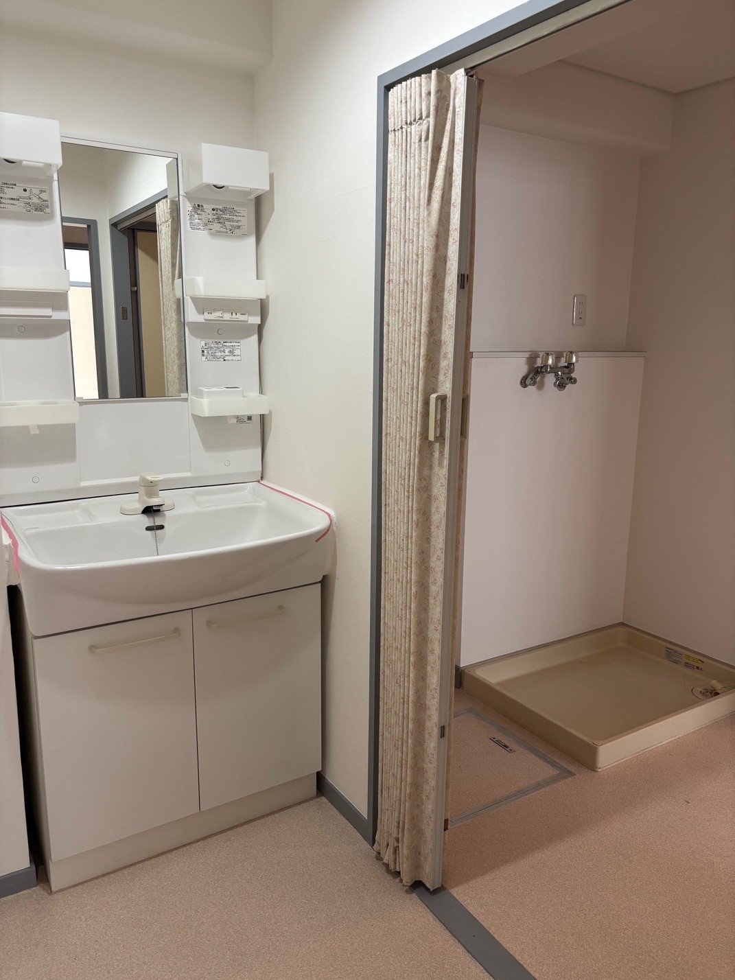 洗面設備　脱衣スペースとても広いです。