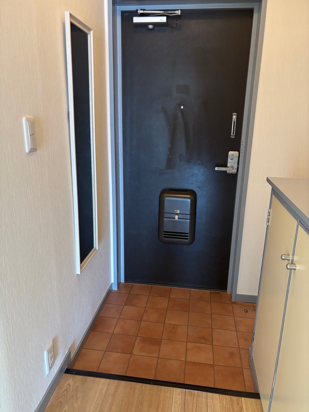 玄関　姿見鏡を取り付けました。