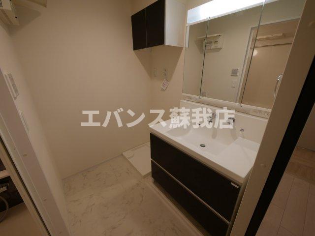 洗面設備　明るい洗面所です