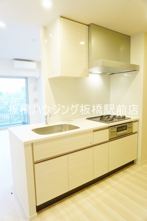 キッチン　ガス３口カウンターキッチン