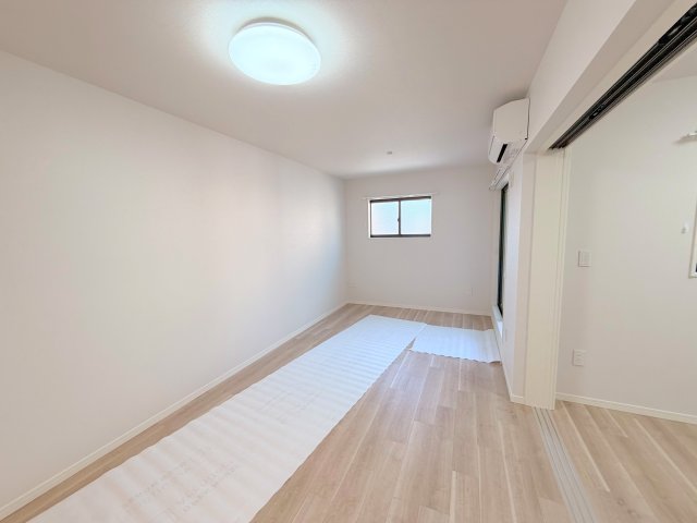 居室・リビング　明るく広々としたリビングです。