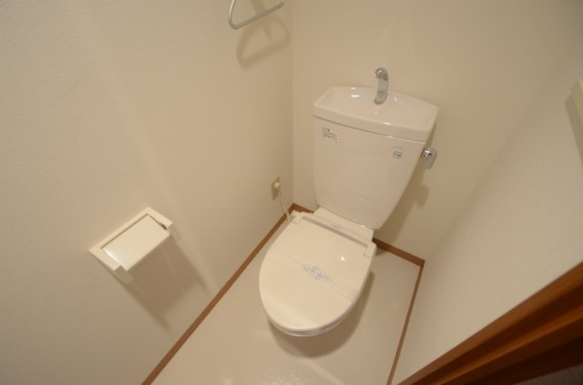 トイレ　温水洗浄便座付きのトイレです♪