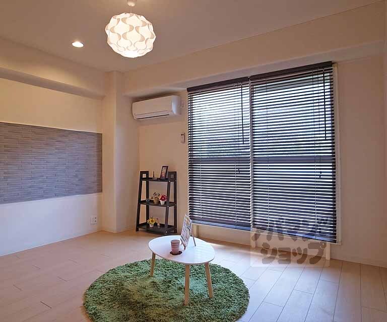 居室・リビング　全改装されたお部屋です。