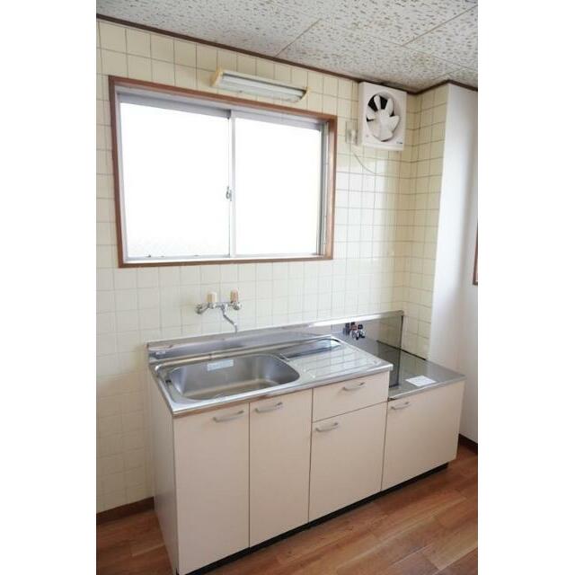 キッチン　窓があり明るいキッチン