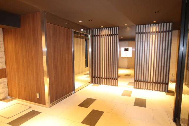 エントランス　モダンな印象の素敵なエントランスです♪