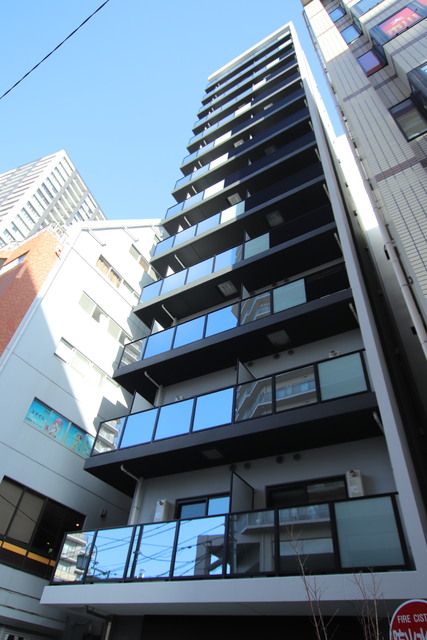 建物外観　東京都営新宿線「本八幡駅」徒歩１分。