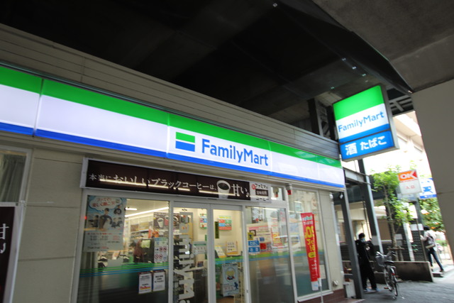 コンビニ　ファミリーマート本八幡駅西店（コンビニ）まで50m