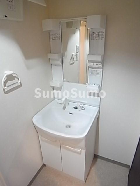 洗面設備　明るい洗面所です